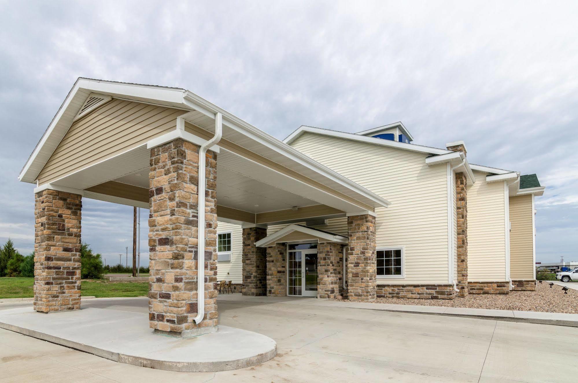 Cobblestone Inn & Suites - Oberlin Exterior photo